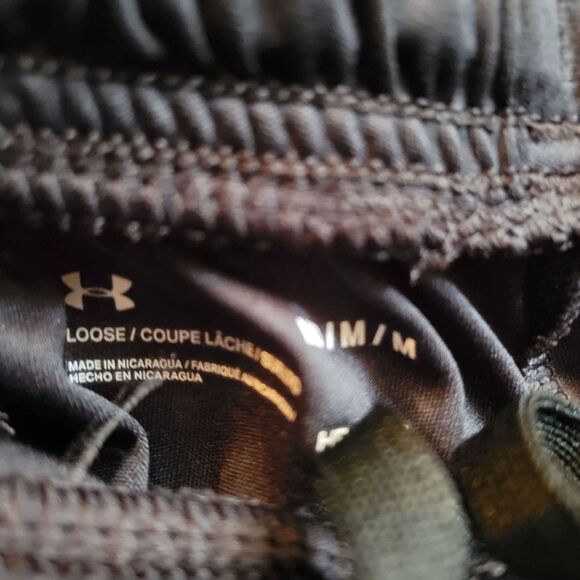 Men's Size Medium Under Armour Shorts Black and Gray - Picture 4 of 4